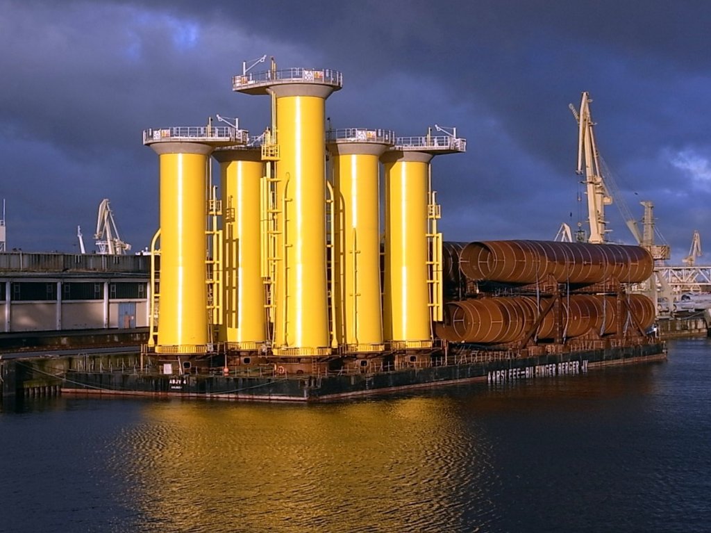 Eine sogenannte  Nordsee-Barge  am LP 31 im Rostocker Seehafen. Das Ponton gehrt zum Unternehmen der Aarsleff Bilfinger Berger Gruppe und ist fr den Transport von Bauteilen und Fundamenten fr Offshore-Windenergieanlagen konzipiert. 
Die  ABJV 4  ist 100,6 m lang, 30,48 m breit, Bj. 2010 und wurde in China gebaut.
Die Tragfhigkeit betrgt 11.000 t.  