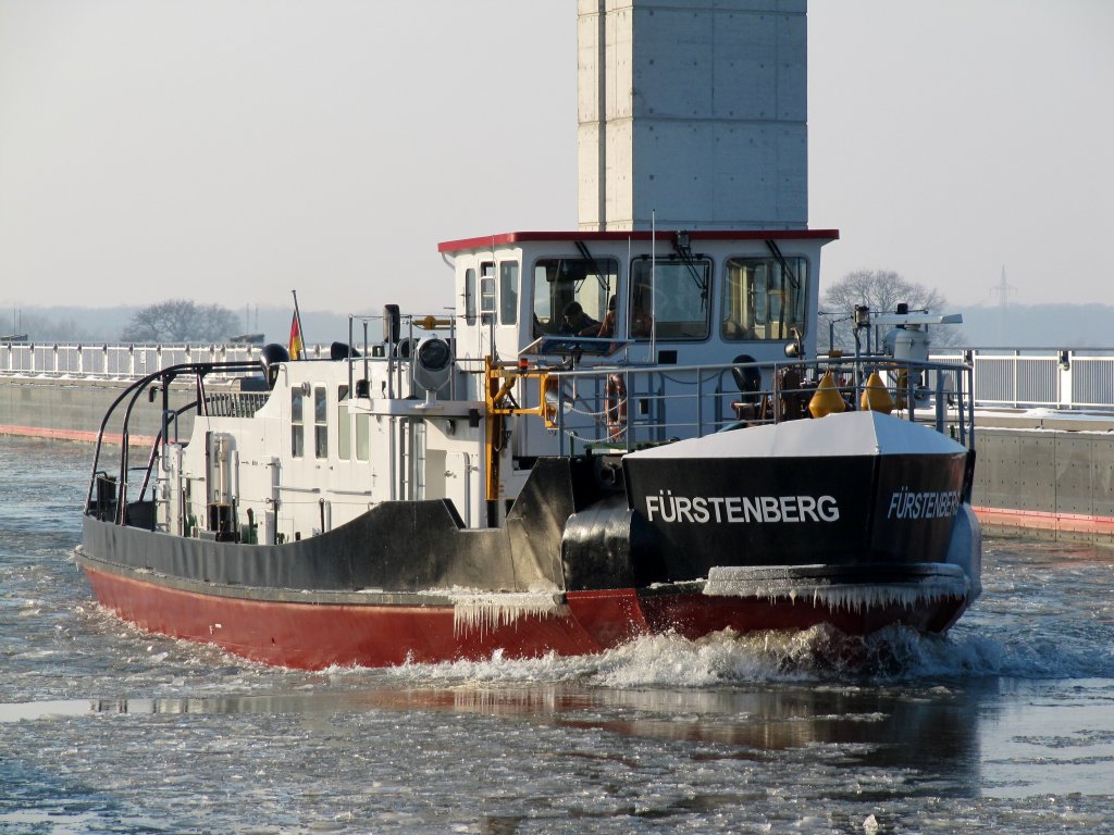 Eisbrecher Frstenberg vom WSA Magdeburg , 29.20 x 7.42 , im Januar 2013 auf der Trogbrcke im MLK hoch ber der Elbe mit Fahrtrichtung Schleuse Hohenwarthe.