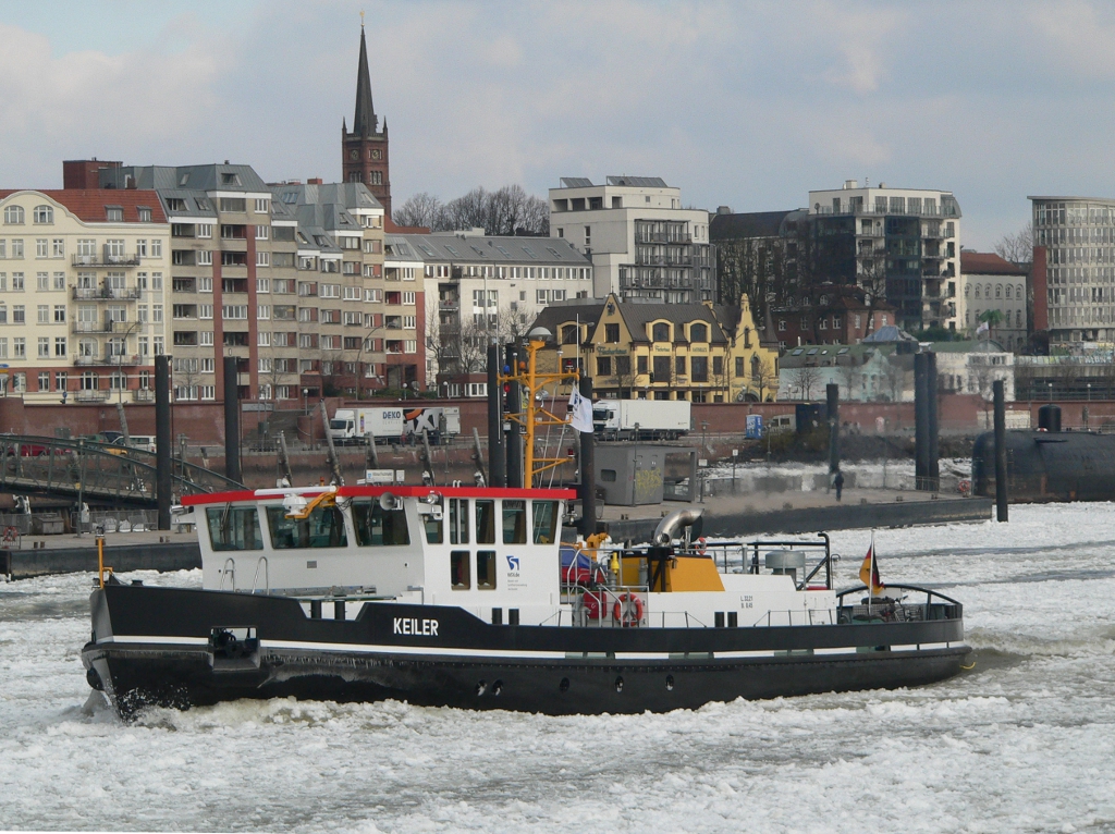 Eisbrecher  Keiler  im Einsatz auf der Elbe - im Hintergrund die Kulisse Hamburgs - 10.2.2012