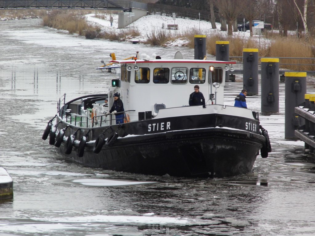 Eisbrecher STIER vom WSA Lauenburg mit Heimathafen Geesthacht kommt in die 
Berkenthiner ELK-Schleuse zum herabschleusen in das Unterwasser...
Aufgenommen: 24.01.2013