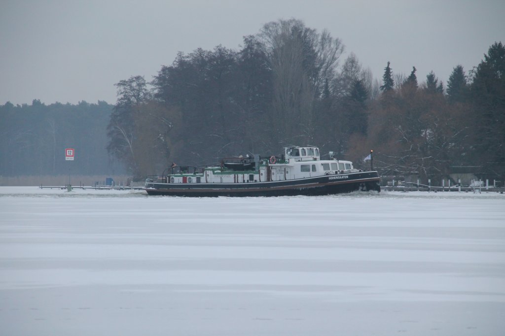 Eisbrecher HOHENSAATEN  auf dem Zeuthener See unterwegs nach Knigswusterhausen.Das Schiff vom WSA Eberswalde hlt die Fahrrinne fr den Kohletransport nach Berlin frei.Jan.2013