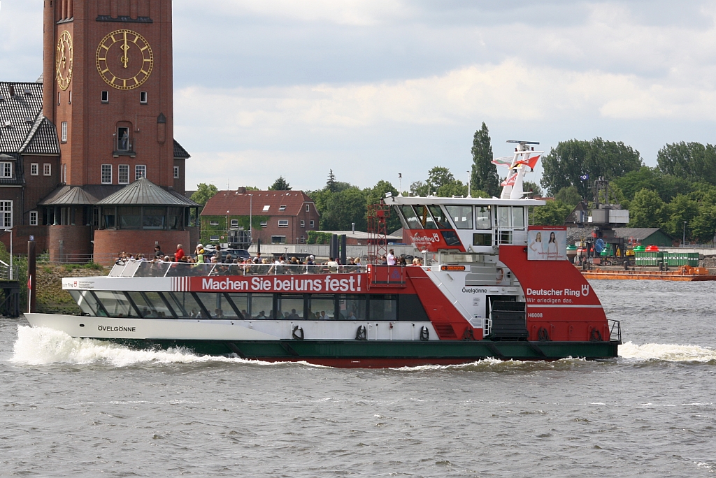 Fhre VELGNNE am 06.Juli 2009 auf der Elbe bei Hamburg-Finkenwerder.