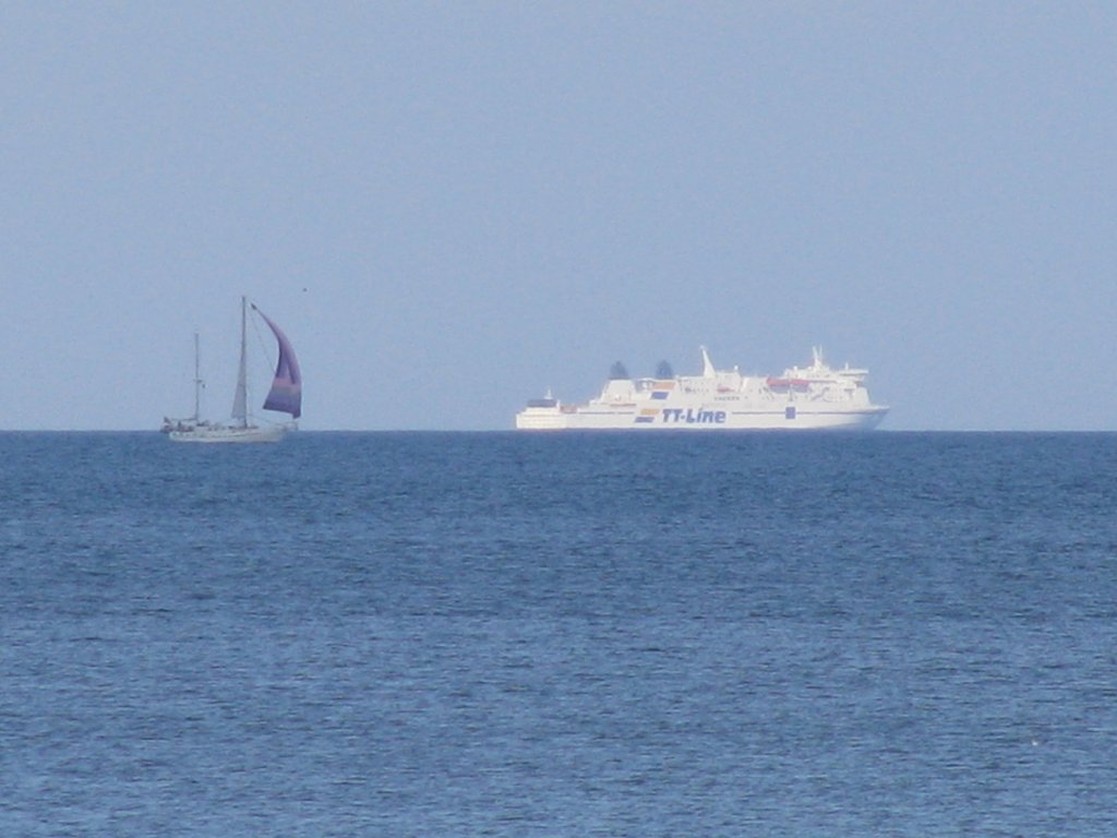 Fhre der TT-Line und ein Segelboot in der Lbecker Bucht 26.09.2009