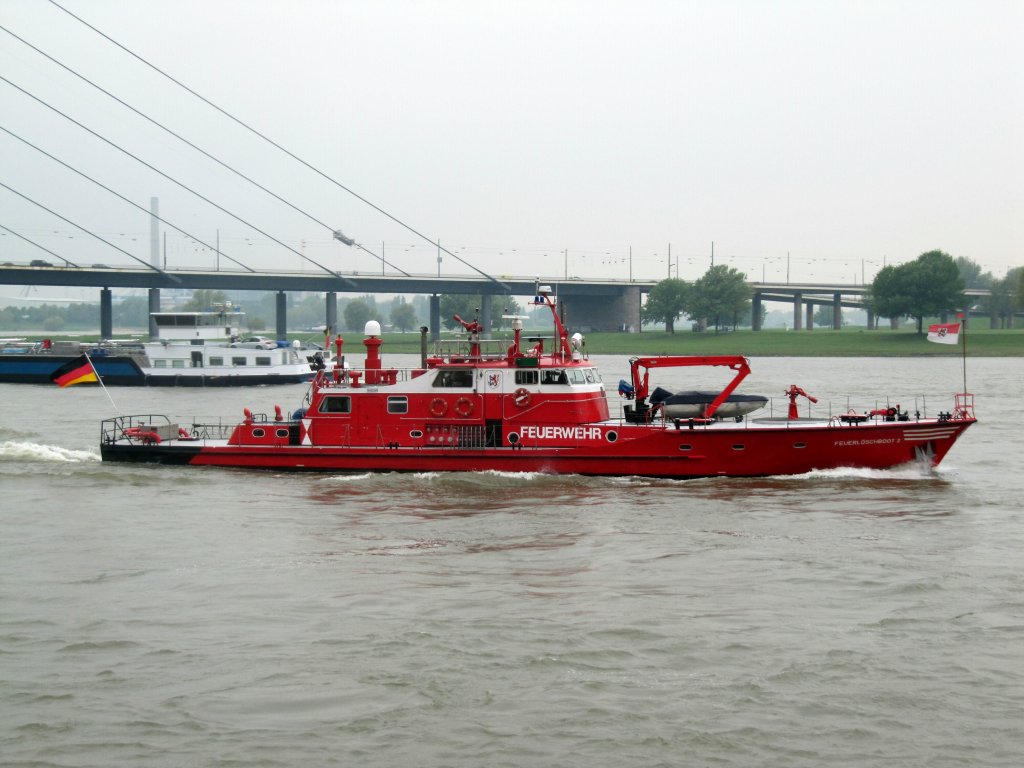 Feuerlschboot 2 (04407440) der Dsseldorfer Feuerwehr am 07.05.2013 bei Dsseldorf auf Rhein-Talfahrt.
