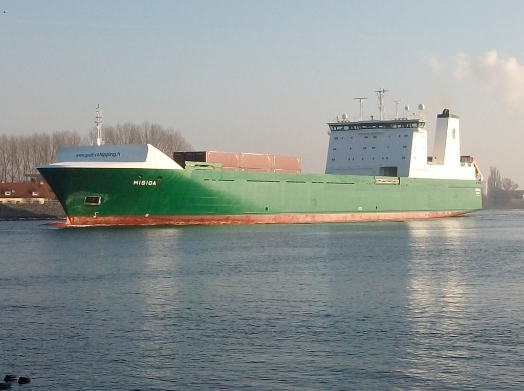Finnische Containerschiff  MISIDA  am 29.Januar 2011 auf der Warnow bei Warnemnde.