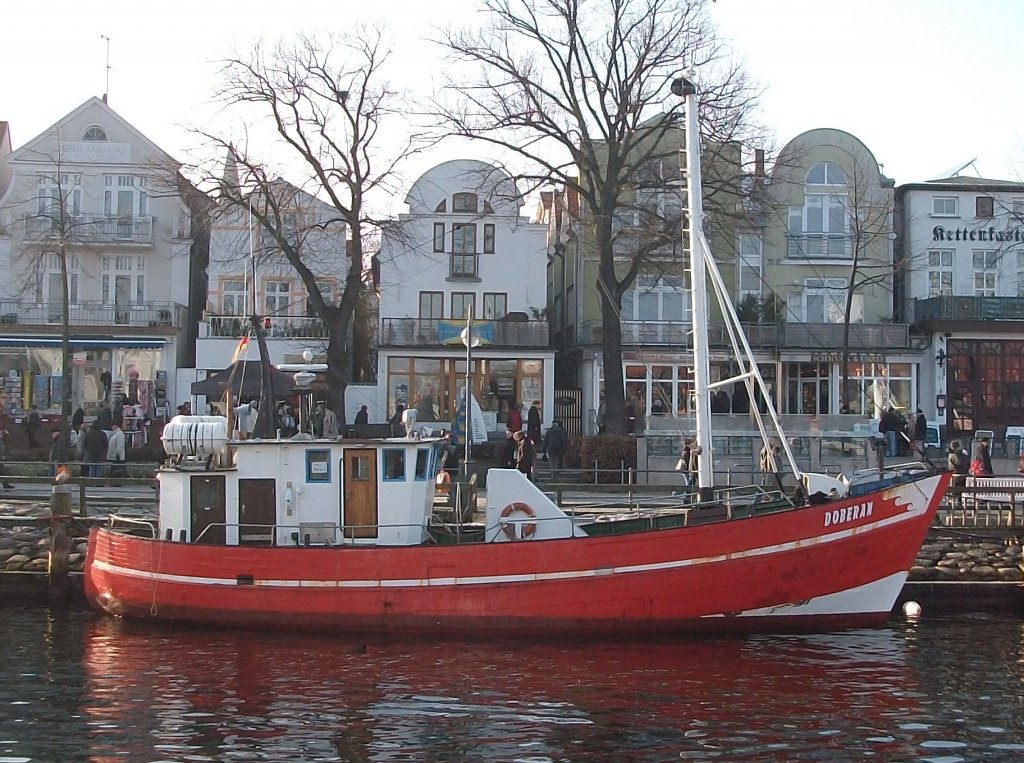 Fischkutter  DOBERAN  am 29.Januar 2011 im Alten Strom von Warnemnde.