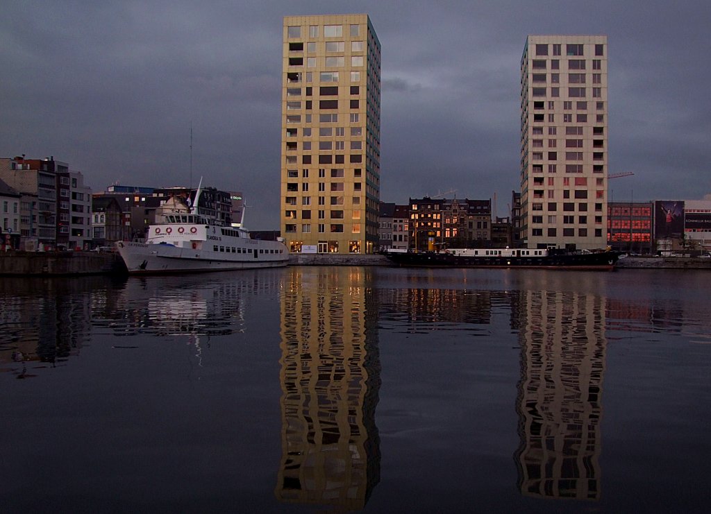 FLANDRIA-16(06004057; L=61; B=8mtr.; Bj.1951) schlummert in den frhen Morgenstunden im Hafen von Antwerpen; 110908