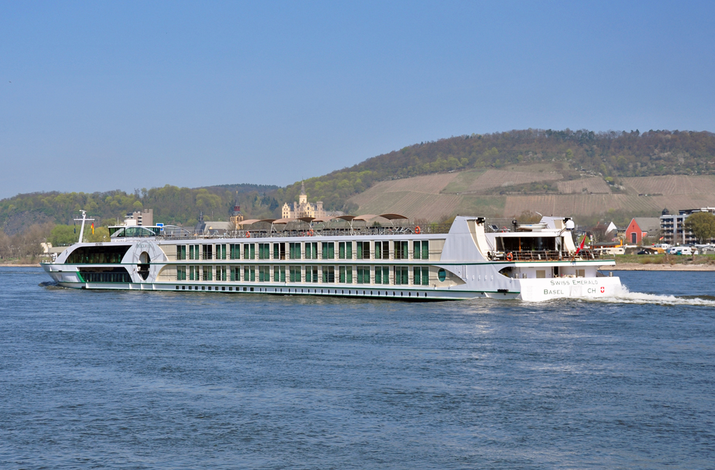 Flusskreuzfahrt-Schiff  Swiss Emerald  auf dem Rhein zwischen Bad Breisig und Bad Hnningen - 02.04.2011