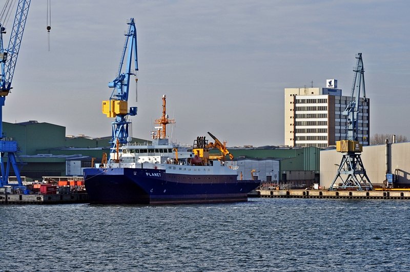 Forschungsschiff  PLANET  am Ausrstungskai der Volkswerft Stralsund am 07.11.09