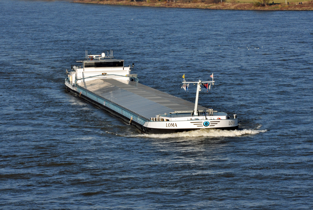 Frachter  LOMA  auf dem Rhein bei Bonn - 14.11.2012