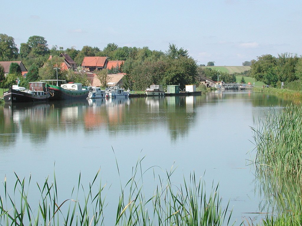 Frankreich, Elsass-Lothringen, Saarkanal (vormals Saar-Kohle-Kanal), Hafen zwischen Harskirchen (Schleuse 17) und Bissert (Schleuse 18, im Hintergrund),12.09.2010