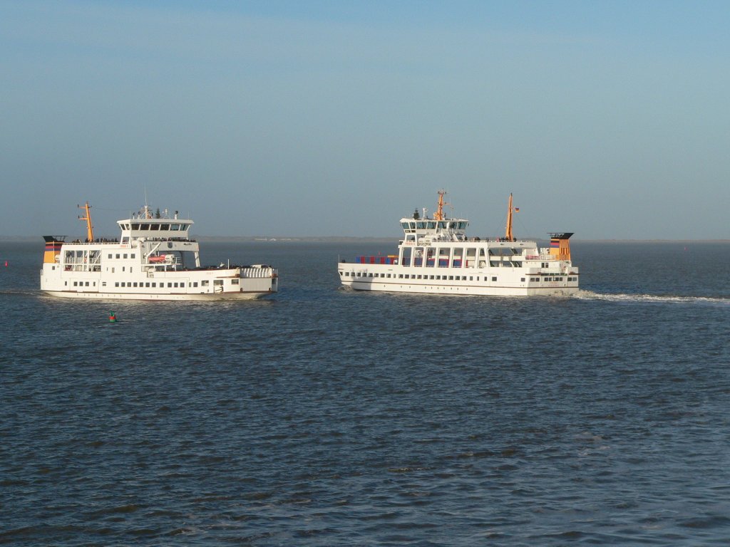 Frisia V (links) und eine weitere Frisia begegnen sich in der Nordsee zwischen dem Festland und der Insel Norderney. 2.1.2013