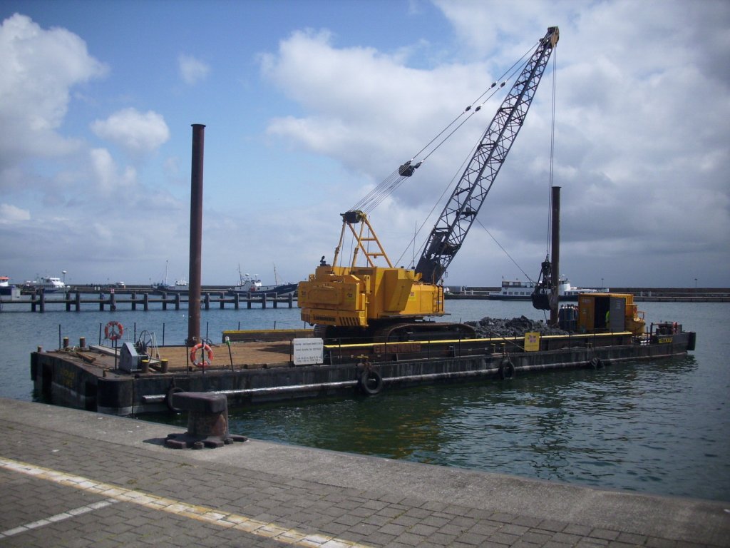  Glckauf  mit einem Kran im Stadthafen Sassnitz am 29.05.2012