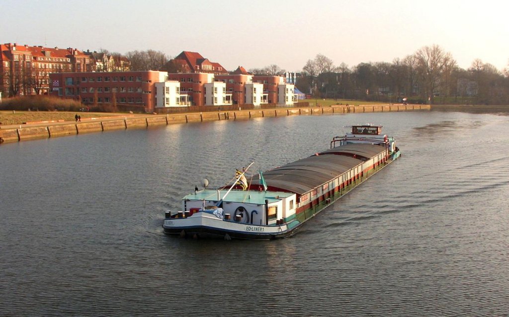 GMS ED-LINER 01 ENI 4015650, 66 x 8 m , kommt vom ELK mit Kraftwerkssand und durchfhrt hier den Klughafen in Lbeck...  Aufgenommen: 15.3.2012