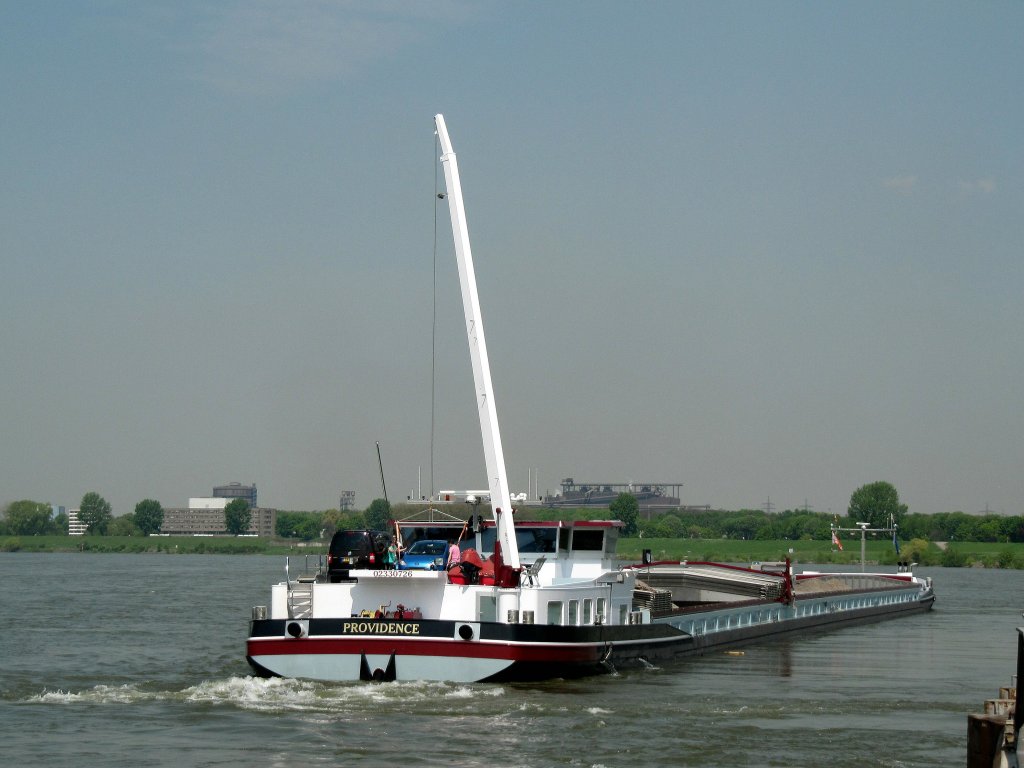 GMS Providence , 02330726 , 135 x 11,44 , hat am 06.05.2013 an der Duisburger Mhlenweide einen PKW aufgenommen und nimmt nun seine Rhein-Talfahrt wieder auf.