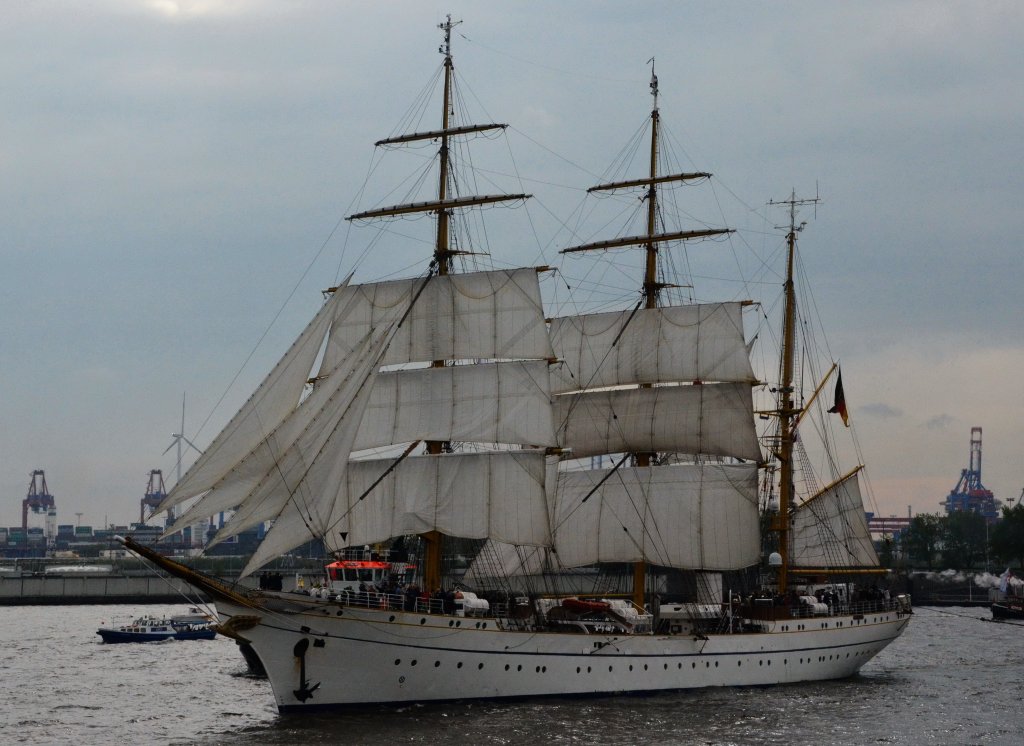 Gorch Fock, das Deutsche Segelschulschiff bei der Einlaufparade zum 824sten Hafengeburtstag in Hamburg am 09.05.2013 gesehen.