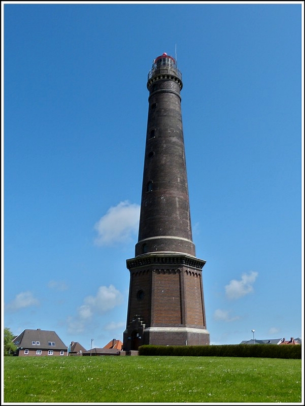 Groer Leuchtturm von Borkum, Bj 1879, Turmhhe 60,20m, 315 Stufen, zum Bau des Turmes wurden 1.526.000 rotbraune Klinkersteine bentigt. 12.05.2012