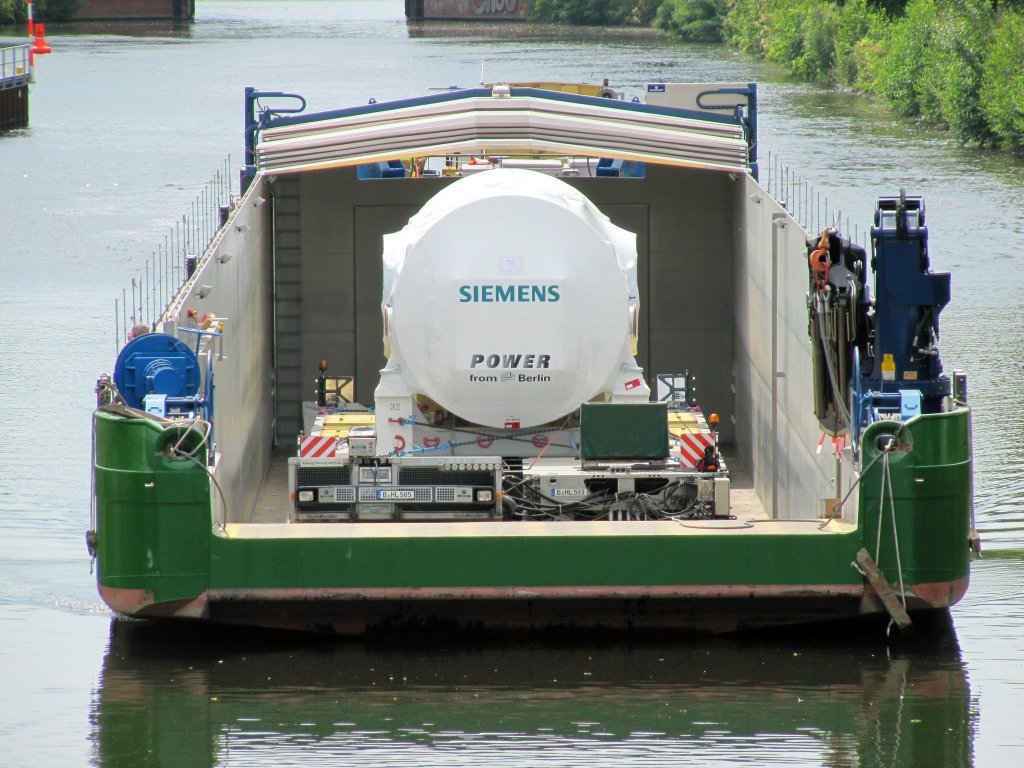 GSL URSUS , 04810440 , 64,50 x 9,50 , hat am 19.07.2013 das Goldhofer-Modulfahrzeug incl. Siemens-Gasturbine im Laderaum und wird vom SB Heini II (05609210) zum Berliner Westhafen geschoben. 