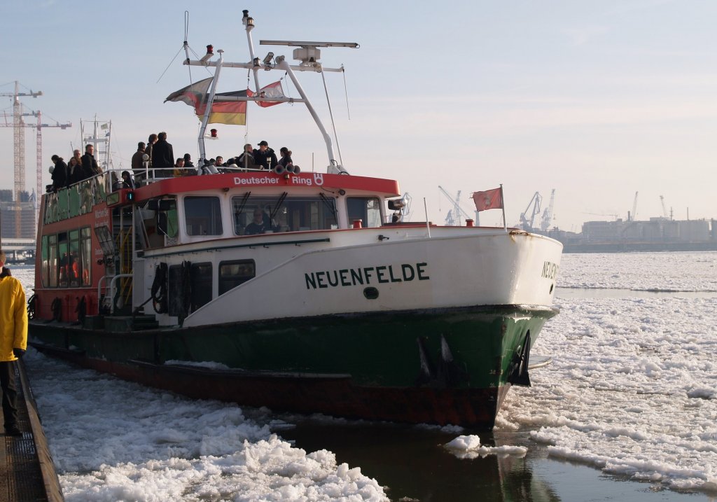 HADAG Fhre Neuenfelde auf der vereisten Elbe  am 11.1.2009