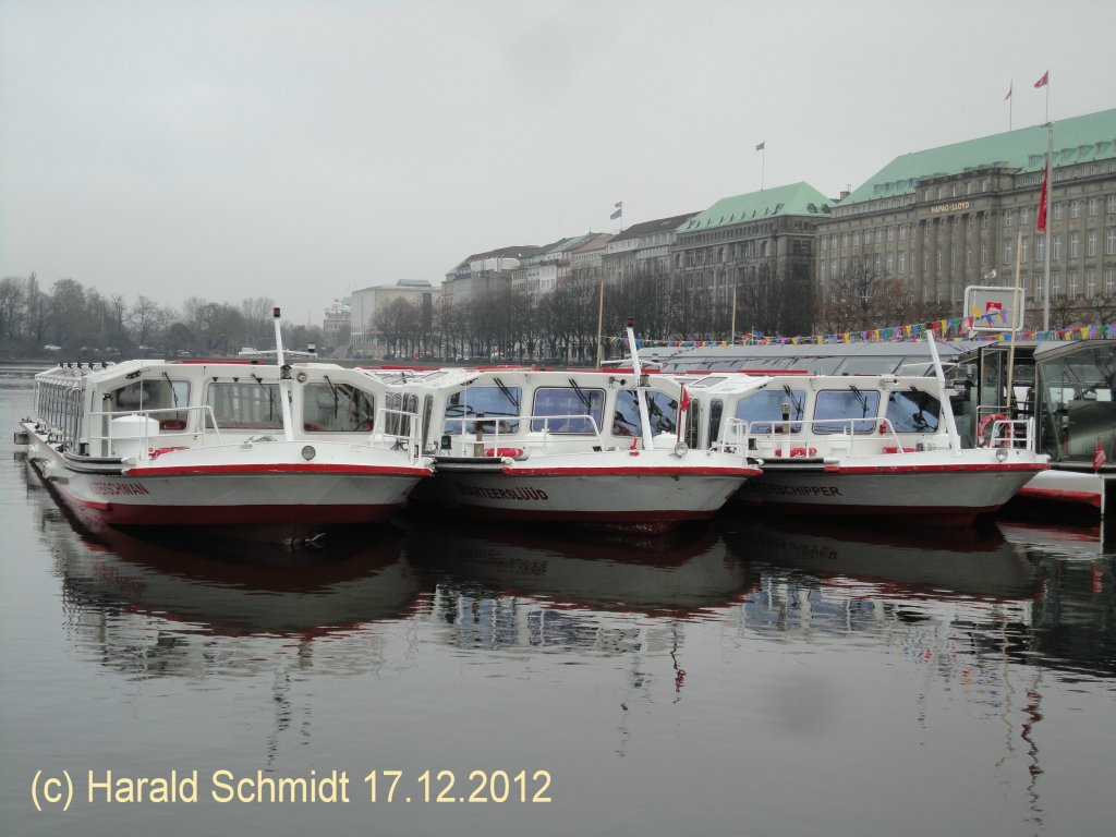 Hamburg am 17.12.2012: ALSTERSCHWAN, QUARTEERSLD und ALSTERSCHIPPER / Barkassen der Alsterschifffahrt im Winterquartier am Jungfernstieg