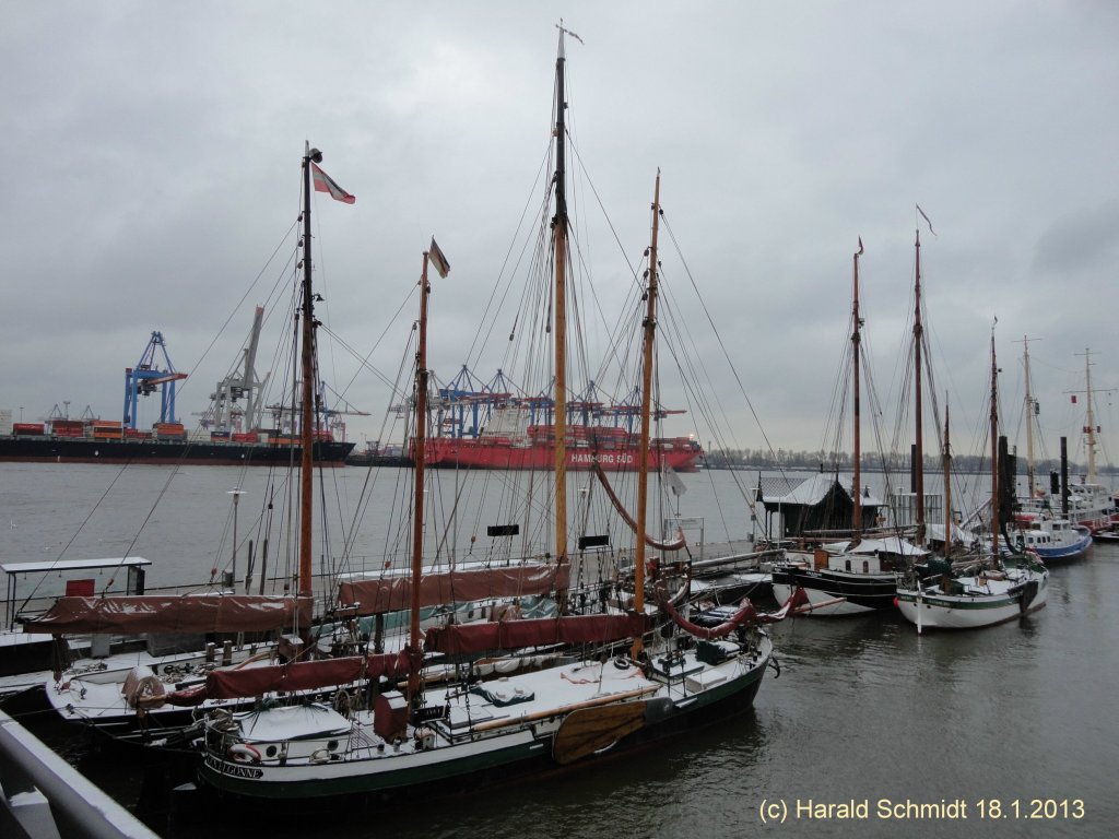 Hamburg am 18.1.2013: Winterruhe im Museumshafen Neumhlen/velgnne