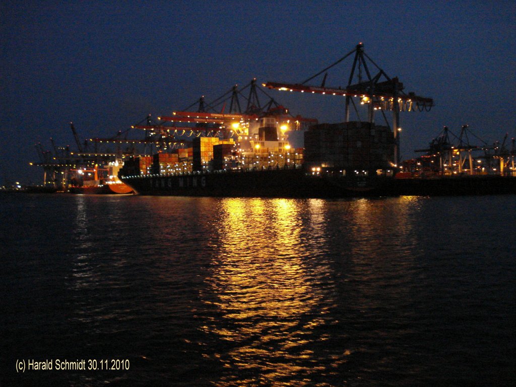 Hamburg am 30.11.2010, nach einem schnen Tag um 16:41 
Container Terminal Burchardkai, Elbliegepltze Athabaskakai