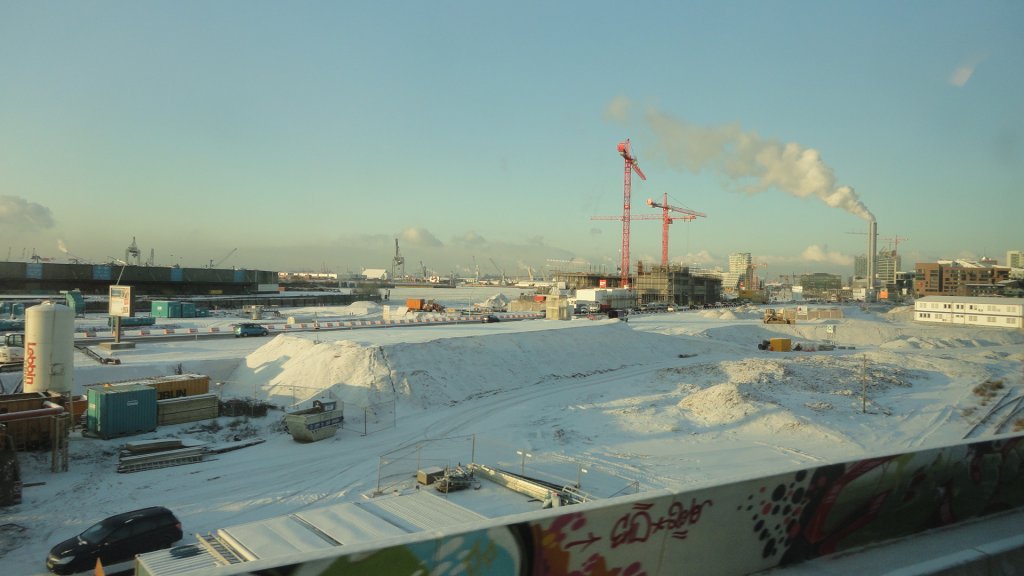 Hamburg am 3.2.2012: Blick auf den Baakenhafen, Hafencity, Versmannstr., fotografiert aus einem fahrenden Zug Richtung Sden zwischen Hauptbahnhof und den Elbbrcken