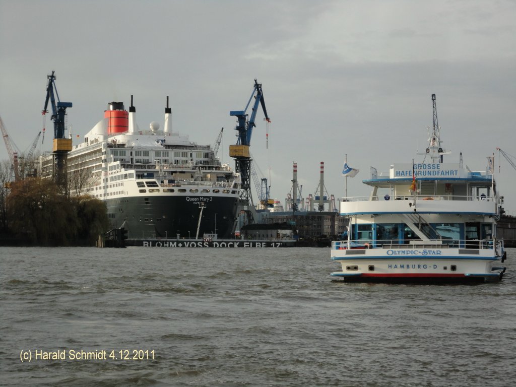 Hamburg am 4.12.2011: Norderelbe, Blick von den Landungsbrcken auf das Blohm+Voss Trockendock Elbe 17 bei Hochwasser. Eingedockt ist die QUEEN MARY 2. Im Vordergrund ist das Hafenrundfahrtschiff OLYMPIC STAR.