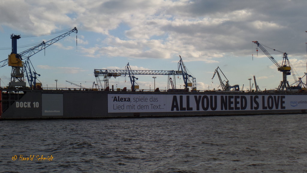Hamburg am 4.8.2017: Werbung am Dock 10 von Blohm + Voss /