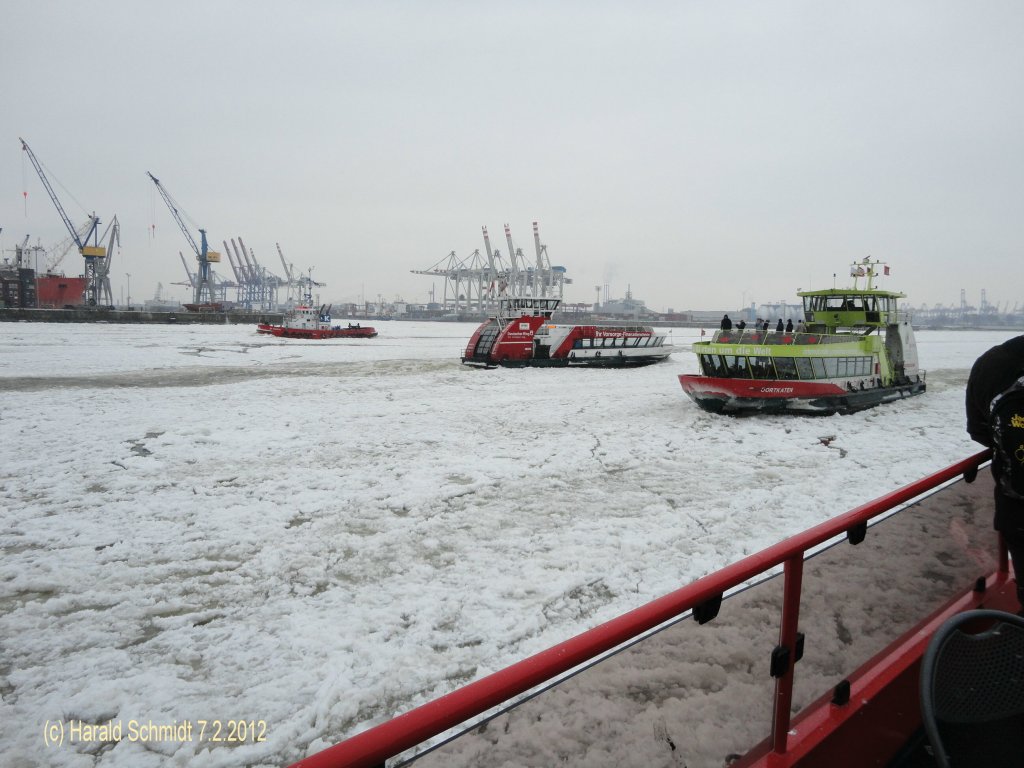 Hamburg am 7.2.2012, HADAG Fhrschiffe HAFENCITY + OORTKATEN im Liniendienst auf der vereisten Elbe