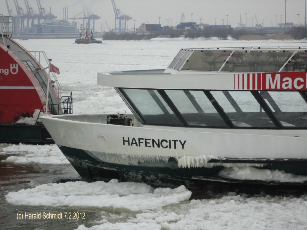 Hamburg am 7.2.2012, der vereiste Bug des HADAG-Fhrschiffes HAFENCITY