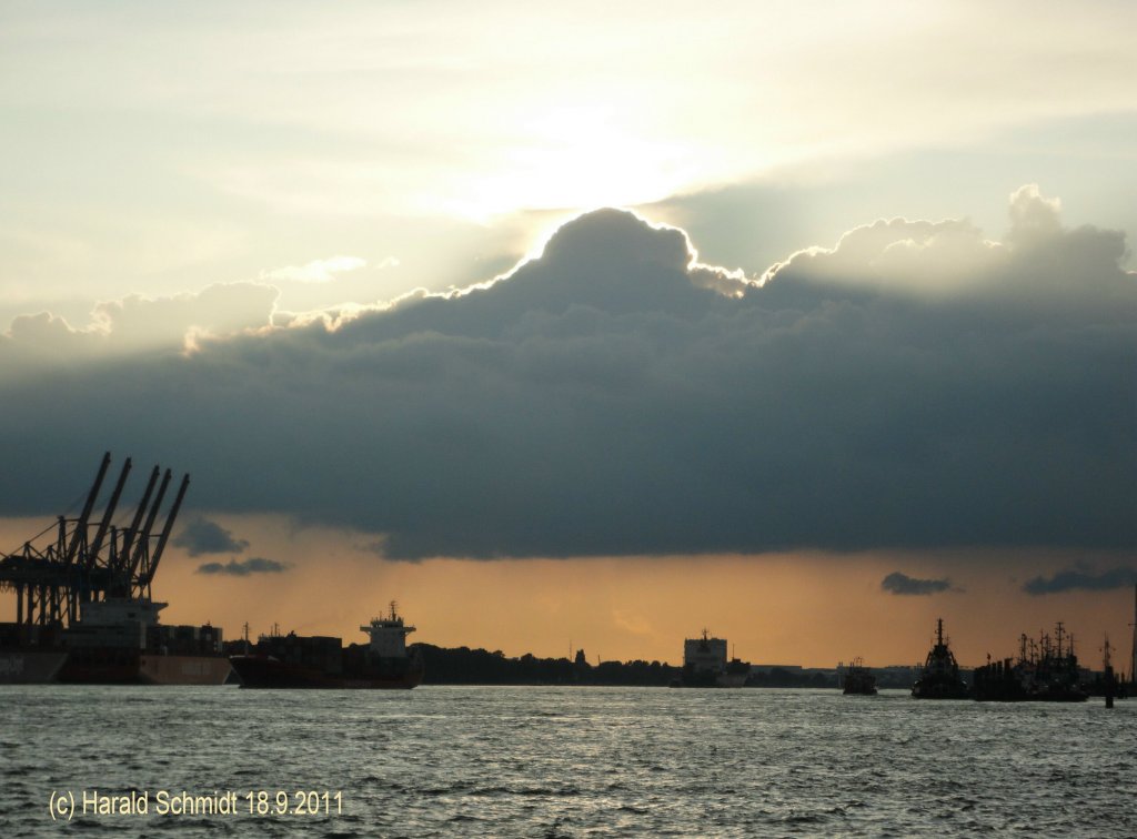 Hamburg von einer HADAG-Fhre aus gesehen am 18.9.2011: aufziehende Gewitterwolken ber der Elbe und dem Container-Terminal Athabaskakai