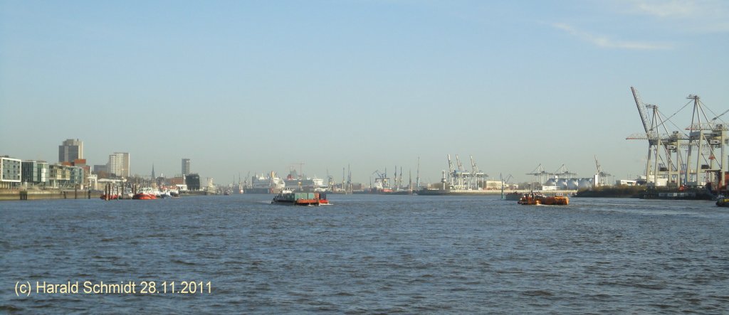 Hamburg von einer HADAG-Fhre aus gesehen am 28.11.2011: Blick elbaufwrts in den Hafen, links der Schlepperponton und im Hintergrund die Werft von Blohm&Voss.