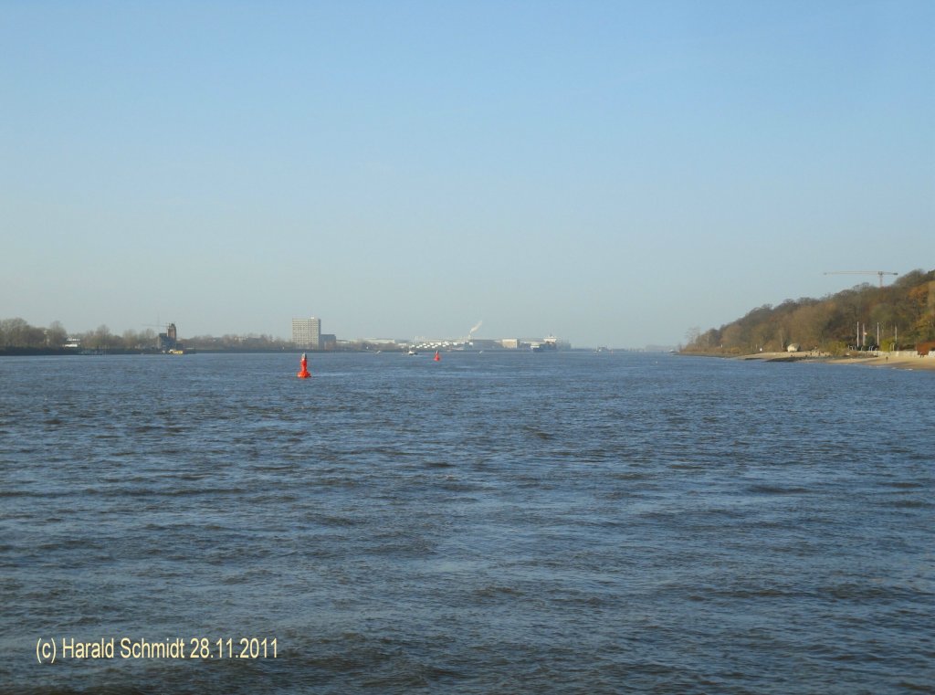 Hamburg von einer HADAG-Fhre aus gesehen am 28.11.2011: Blick elbabwrts mit einem aufkommenden Containerschiff und dem Werksgelnde von Airbus