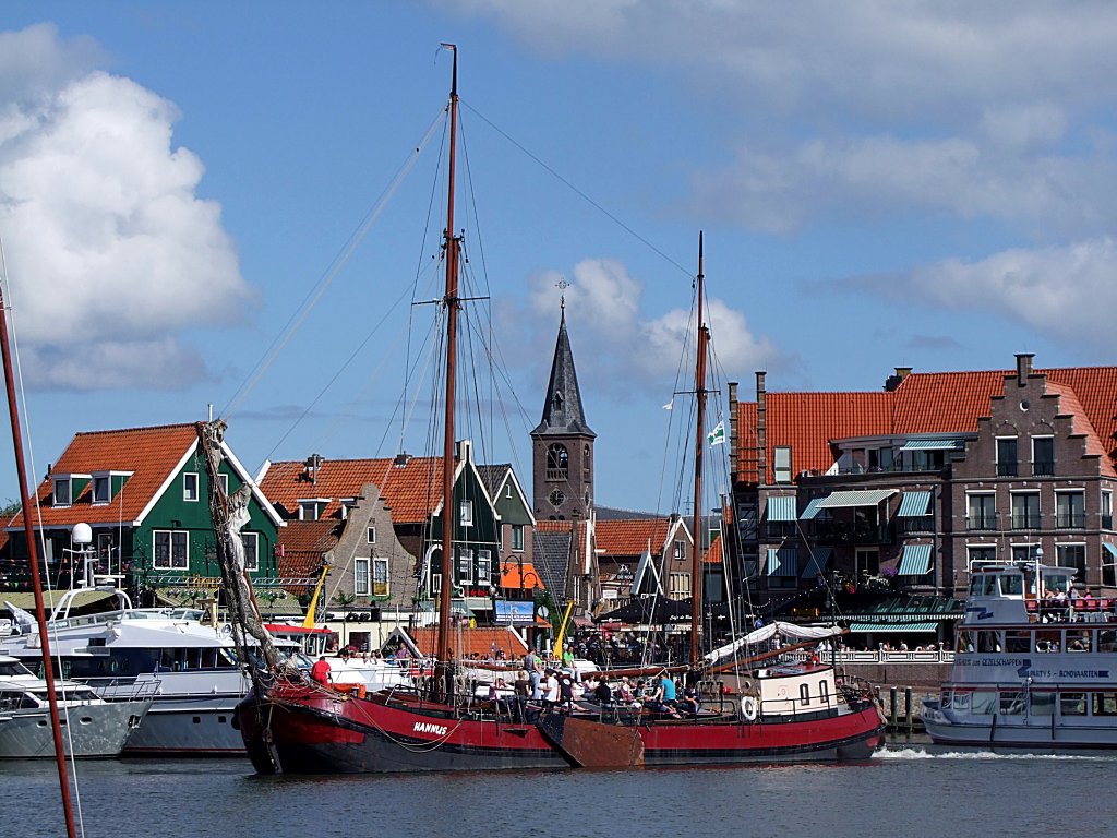 HANNUS; L=29,00xB5,25m(Tjalk; historischer hollndischer Segelschifftyp fr das Wattenmeer)ist fr Segeltrns von max 26. Passagiere buchbar, und macht gerade Zwischenstopp in Volendam;100904