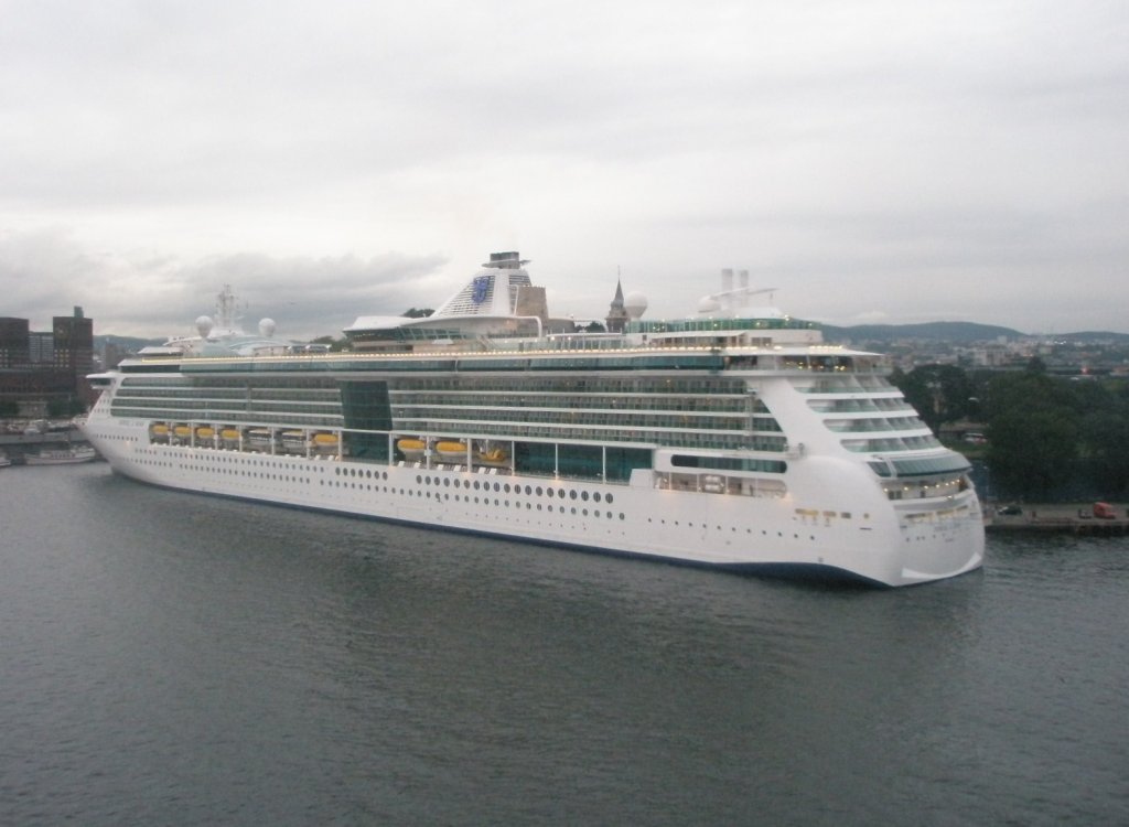 Hier ein Kreuzfahrschiff, dieses am 19.8.2009 in Oslo lag.