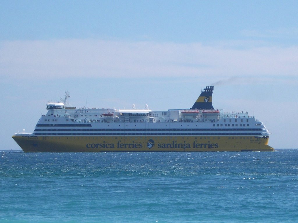 Hier das Fhrschiff  Mega Express Four , kurz vor dem Einlaufen am 31.7.2010 in Nizza.