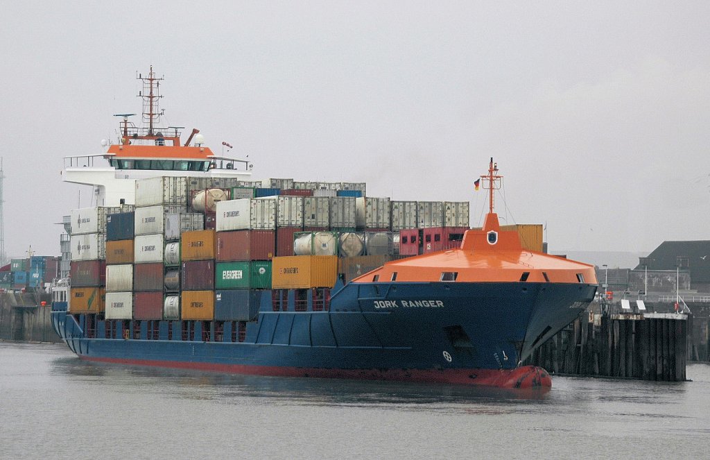 Hier kommt gerade das Containerschiff JORK Ranger (IMO: 9322542) aus der NOK-Schleuse Brunsbttel zur Elbe Richtung Nordsee. Aufgenommen am 4.4.2011.