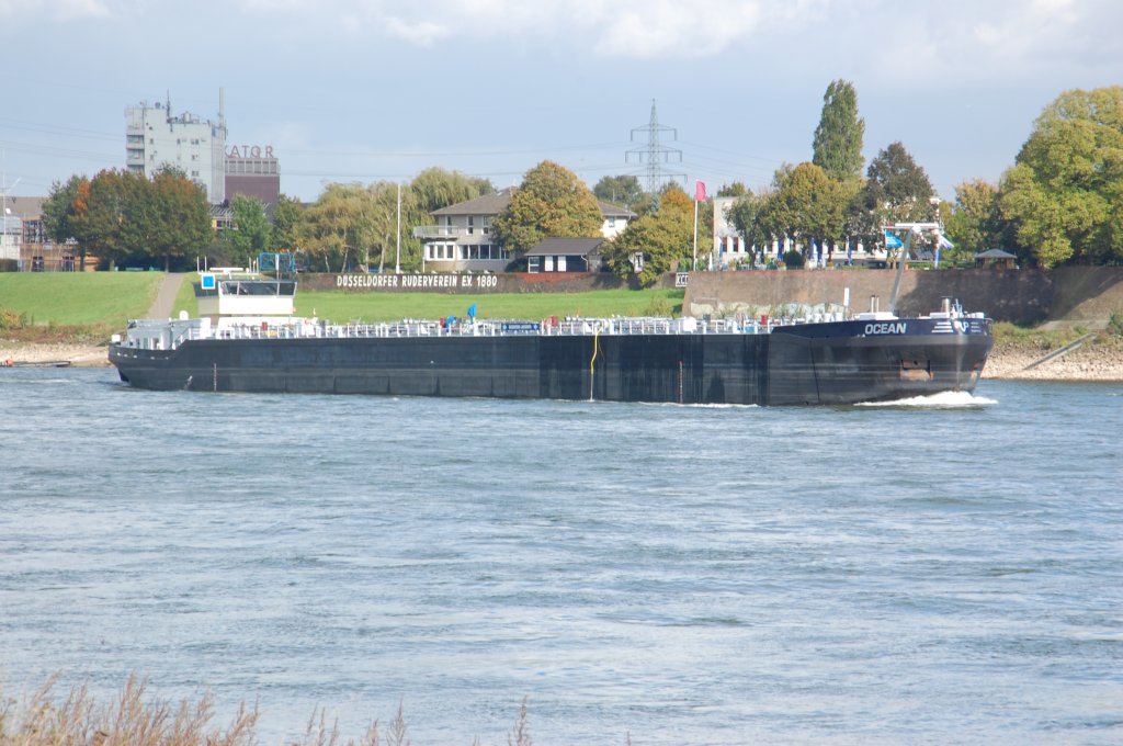 Hier ist das Tankschiff MS Ocean kurz vor der Kardinal-Frings-Brcke zwischen Neuss und Dsseldorf auf dem Rhein zu sehen. 20.Oktober 2010