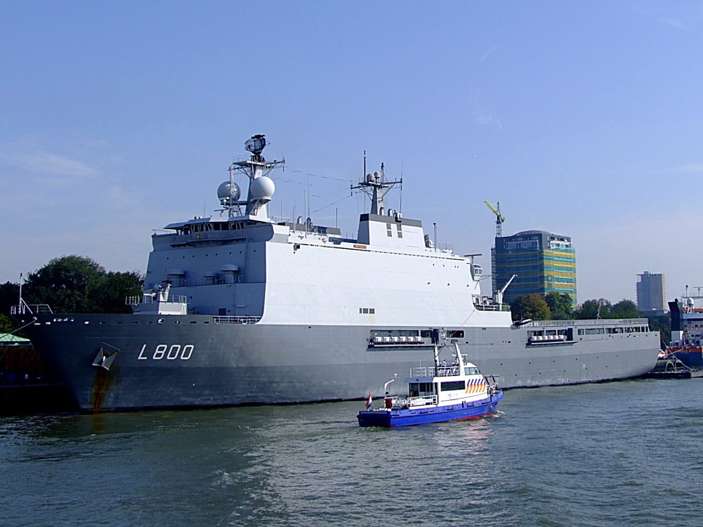 HNLMS Rotterdam; L800 (L=162; B=25m; Besatzung 124; Bj1997)kann einen Helikopterbetrieb bis Seegang6 abwickeln, und wartet im Hafen von Rotterdam auf Einstze; 110902