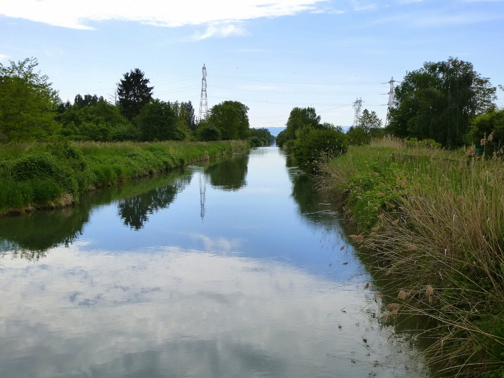 Hningen-Kanal (Canal de Huningue), ein 15Km langer Stichkanal im Sdelsa, vom Rhein-Rhone-Kanal abzweigend, 1828 fertiggestellt, heute ohne wirtschaftliche Bedeutung, Mai 2013