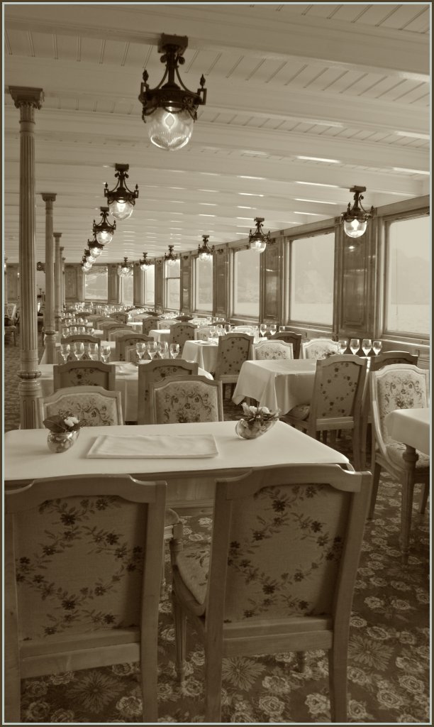 Im April 1912 rammte die Titanic einen Eisberg und versank - unvorstellbar; bis dann dieser aus dem Jahre 1910 stammende Speisesaal erster Klasse Zeitbrcken schlgt und die Vergangenheit in die Gegenwart holt...
100 Jahre Raddampfer  La Suisse , 22 Juni 2010