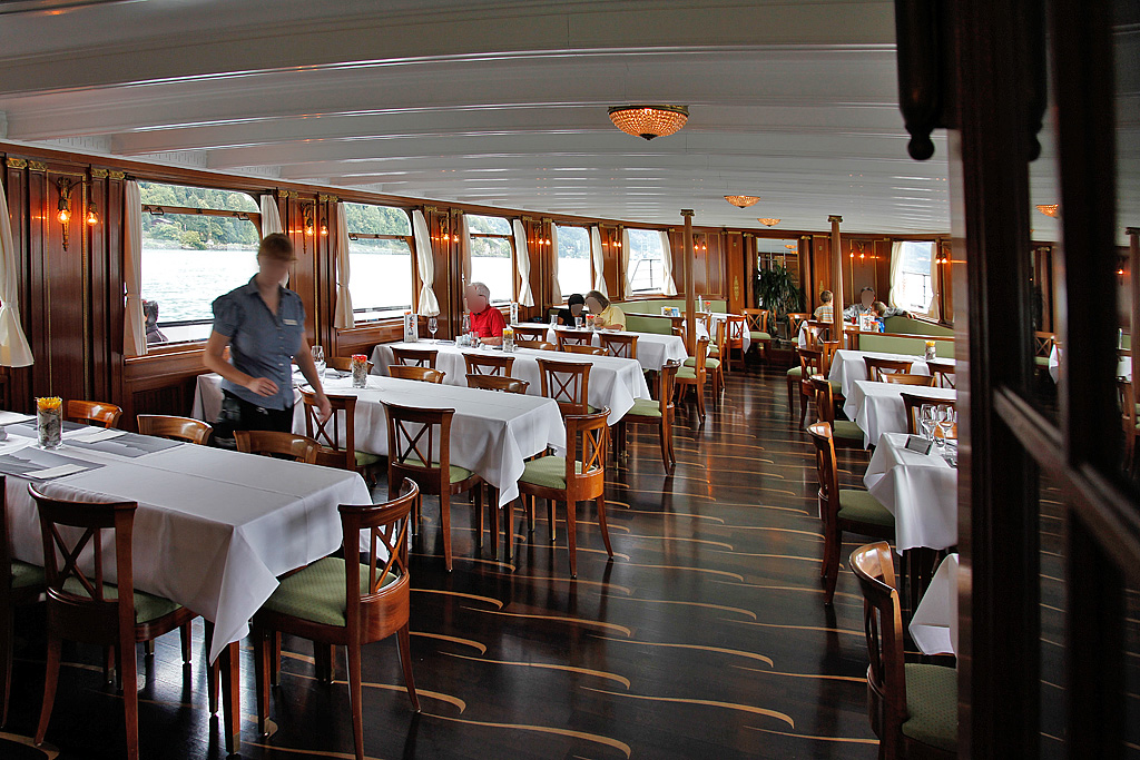 Im Innern des Dampfschiffs  Gallia : Nobel kann in diesem schnen Speisesaal diniert werden. Aufnahme vom 12. Aug. 2011, 18:04