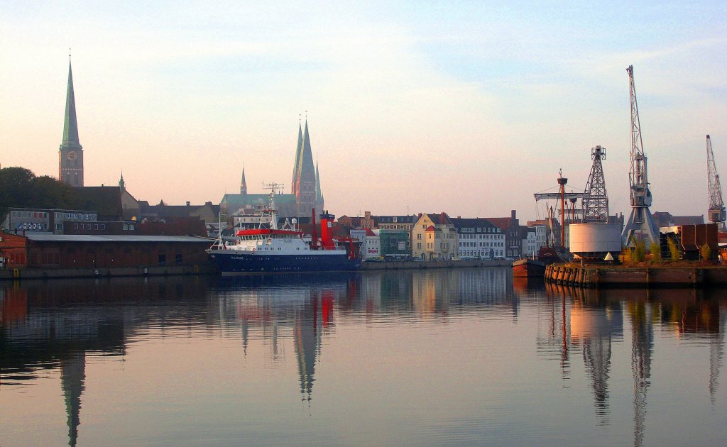 Im Lbecker Hansahafen hat das Kieler Forschungsschiff  ALKOR  IMO 8905880 festgemacht... Augenommen: 27.10.2011 um 8:56 Uhr.