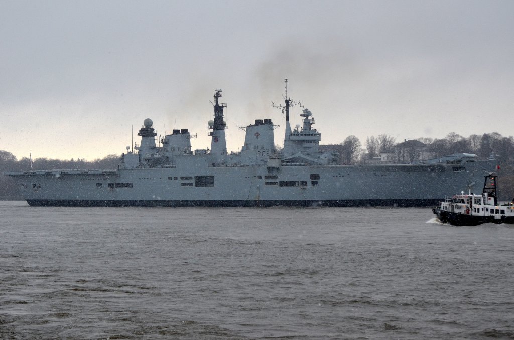 Im Schneegestber kommt am 10.12.11 der Hubschraubertrger HMS Illustrious nach Hamburg IMO-Nummer:8949563 Flagge:Grobritannien Lnge:209.0m Breite:43.0m aufgenommen vor Finkenwerder.