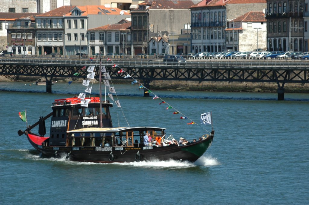 In Porto/Portugal macht man mit diesen Booten heute Rundfahrten auf dem Fluss Rio Duoro. Aufgenommen am 20.05.2010.