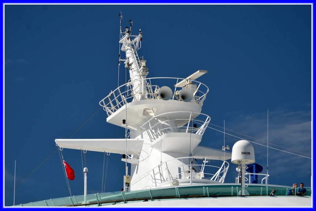  INDEPENDENCE OF THE SEAS  in Southampton am 20.8.2011. Antennen hat es genug auf dem Kreuzfahrtschiff und der Ausblick von da oben ist grandios.