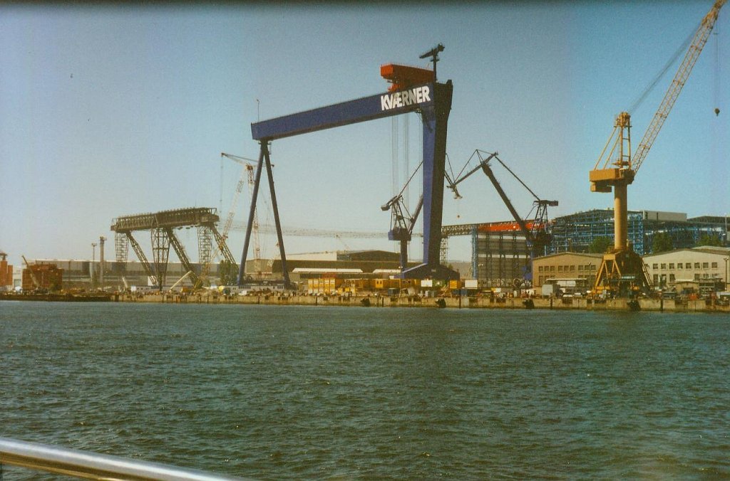 Kabelkrananlage der ehem. Warnowwerft und im Vordergrund der Bockkran der Kvaener Werft in Rostock Warnemnde am 30.06.1995