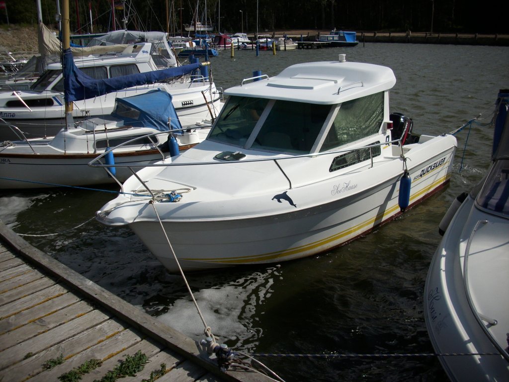 Kleines motorboot mit kajute