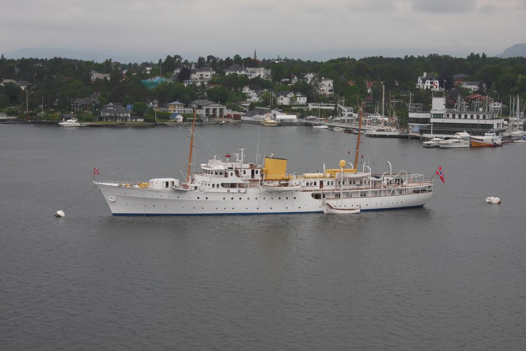 Knigliche Yacht des norwegischen Knigs
 NORGE  hier im Hafen Oslo am 12.06.2012.
Das Schiff hat 1628 Bruttoregistertonne,
ist 264 Fu lang und kann 16 Knoten fahren.
Es wird durch die norwegische Marine betreut.
